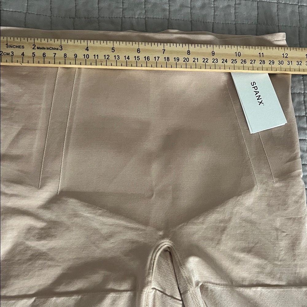 SPANX Mide-thigh short - Picture 5 of 9